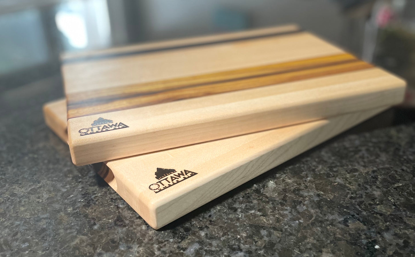 "HANSMERE" MAPLE+CANARYWOOD+TOASTED MAPLE HORIZON EDGE GRAIN CUTTING BOARD